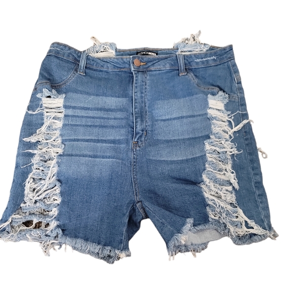 Fashion Nova Women's Distressed Bermuda Shorts Medium Blue Wash 3X NWOT - Picture 1 of 10